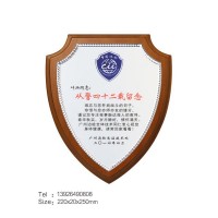 深圳边检纪念牌从警42周年留念和平之盾实木奖牌批发